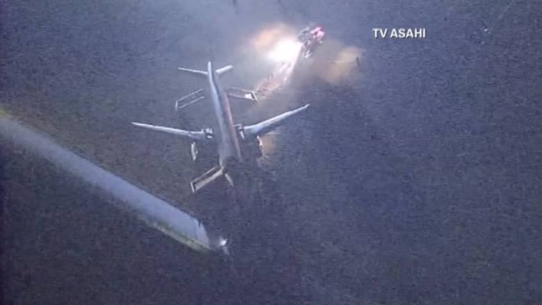 شاهد بالفيديو.. انزلاق طائرة "آسيانا 162" أثناء هبوطها بمطار هيروشيما