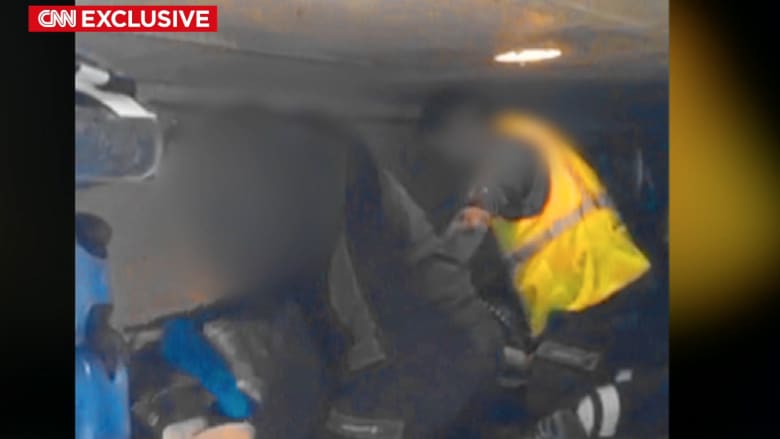 حصريا لـCNN : فيديو يُظهر عمالا يسرقون من حقائب ركاب الطائرات