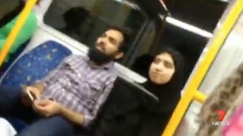 بالفيديو.. أسترالية تدافع عن عائلة مسلمة تعرضت لاعتداء عنصري