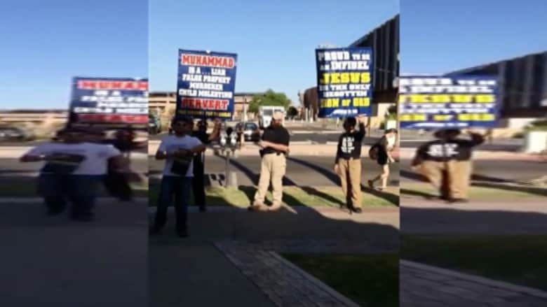 بالفيديو.. متظاهرون يمزقون ويهينون القرآن أمام مركز إسلامي بأريزونا