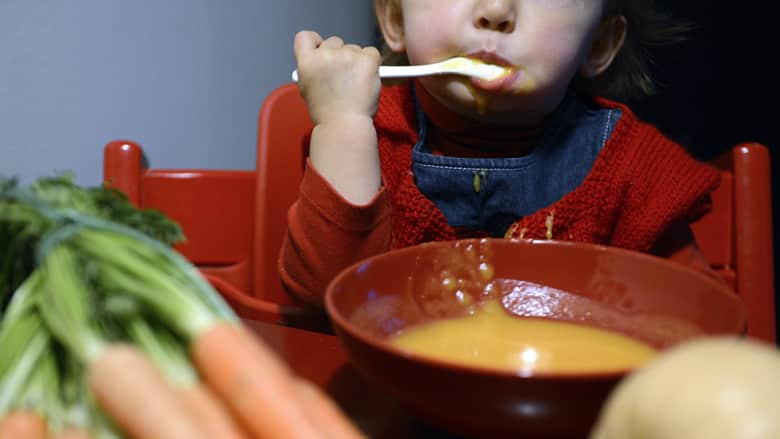 كيف تشجع طفلك على تناول الأغذية الصحية؟