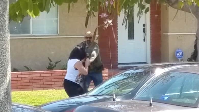 شرطي أمريكي يأخذ هاتف امرأة ويحطمه ليمنعها من التصوير