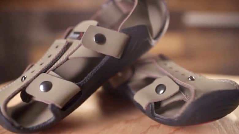 حذاء سحري.. ينقذ حياة ملايين الأطفال ويكبر معهم