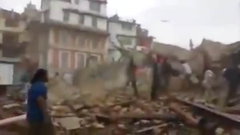 شاهد .. حالة الذعر بين سكان كاتماندو بعد الزلزال المدمر في نيبال