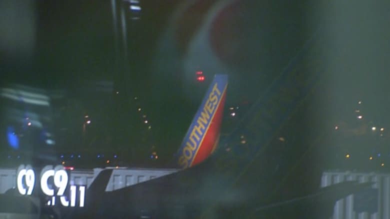 بالفيديو.. هبوط اضطراري لطائرة بعد خطب بمعدل الضغط داخل مقصورة الركاب