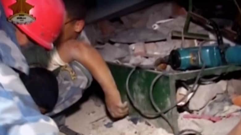 بالفيديو.. انقاذ أحد الأشخاص من الموت تحت ركام مبنى هدمه الزلزال