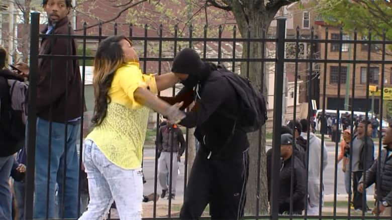 شاهد.. امرأة تضرب ابنها خلال المظاهرات في بالتيمور