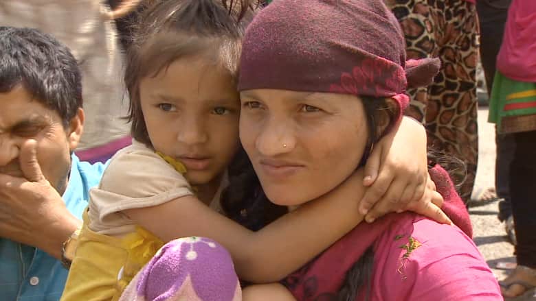 شاهد: زلزال النيبال شتت العائلات وCNN ترافق رجلا يبحث عن عائلته بين الركام