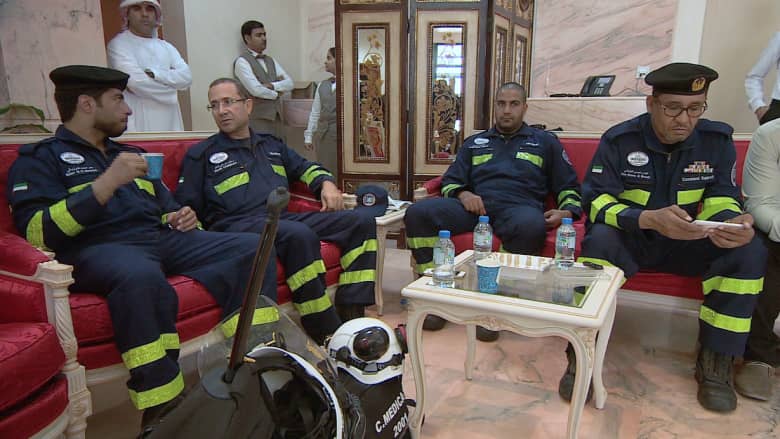 شاهد: CNN ترافق الفريق الإماراتي برحلة جوية لمساعدة النيباليين