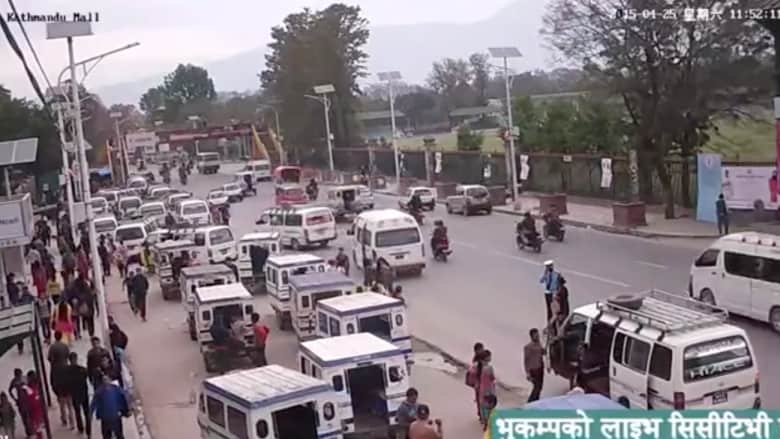 فيديو مروع يظهر لحظة حدوث الزلزال في النيبال
