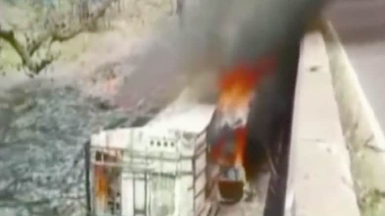  بالفيديو.. سقوط حافلة من أعلى جسر بالهند ومقتل 50 من ركابها