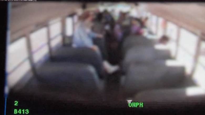 بالفيديو.. سائق حافلة مدرسة يرفض إخراج الطلاب لتلقينهم درسا