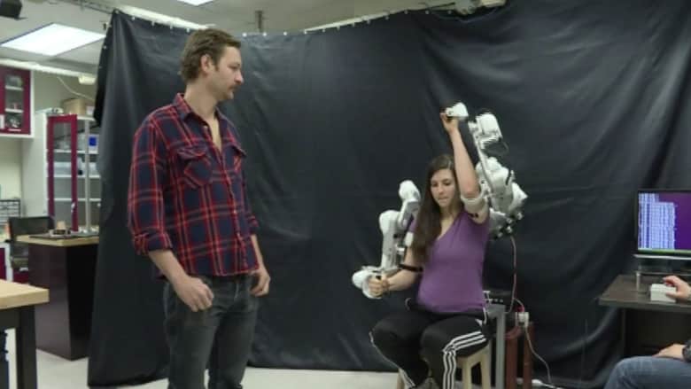 طلاب من جامعة تكساس يستخدمون رجلا آليا  لمساعدة المصابين بعجز في الأطراف 