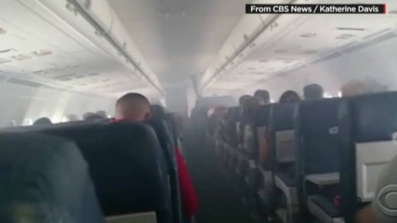 بالفيديو.. دخان في مقصورة طائرة يثير ذعر الركاب