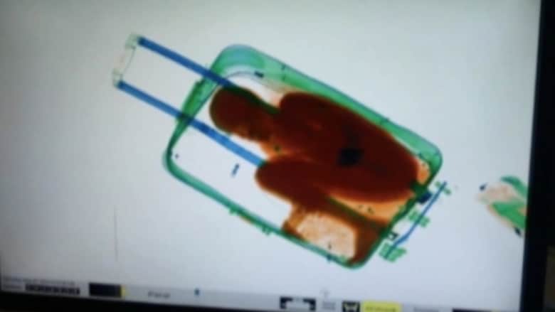 بالفيديو.. كشف عملية لتهريب طفل في إسبانيا داخل حقيبة