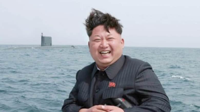 شاهد.. فرحة رئيس كوريا الشمالية بتجربة "القنبلة الزمنية" لإطلاق صاروخ من تحت الماء