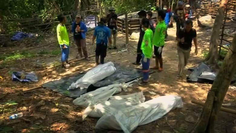 بالفيديو.. اكتشاف مقبرة جماعية ربما لمسلمي "الروهينغا" في غابات تايلاند