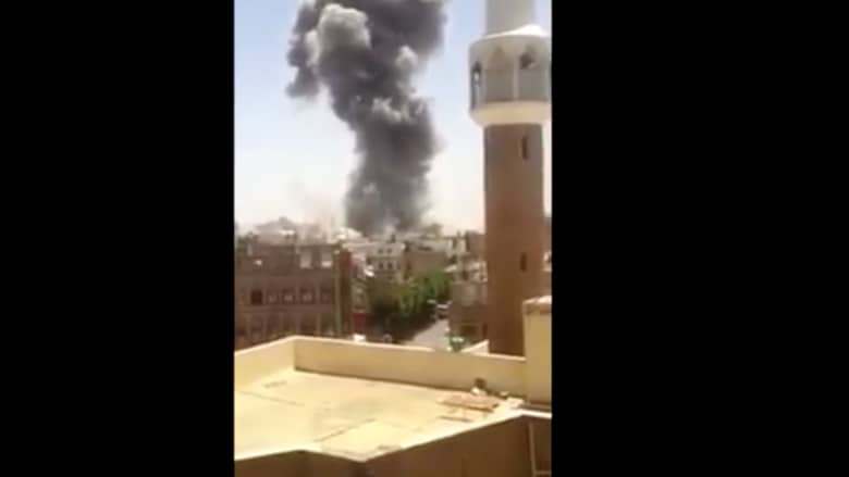 شاهد بالفيديو.. طائرات التحالف المناهض للحوثيين تقصف منزل صالح في صنعاء
