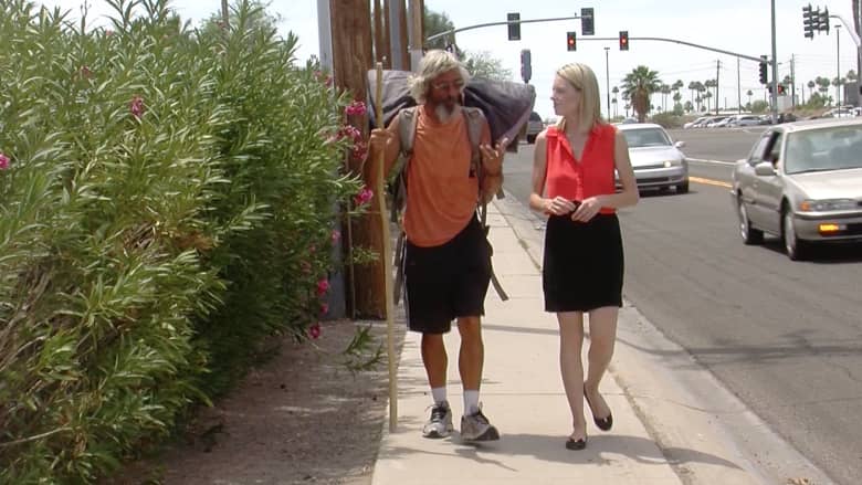 رجل أغلق متجره وودع زوجته ليمشي بشوارع أمريكا مواجها التشرد