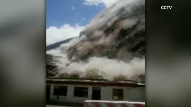 بالفيديو.. مشهد مرعب لانهيارات أرضية بسبب زلزال نيبال
