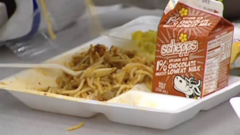 بالفيديو.. طالبة تعثر على حشرات داخل وجبة غداء في مطعم بمدرسة بأمريكا