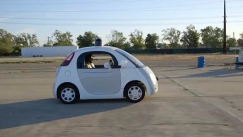 غوغل تصمم سيارة كهربائية ذاتية القيادة .. رحب بها كبار السن ويخشاها المشاة