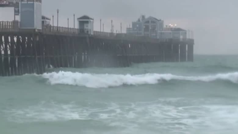 بالفيديو.. أمطار عاصفة تمنع موجات الجفاف من ضرب كاليفورنيا مبكراً