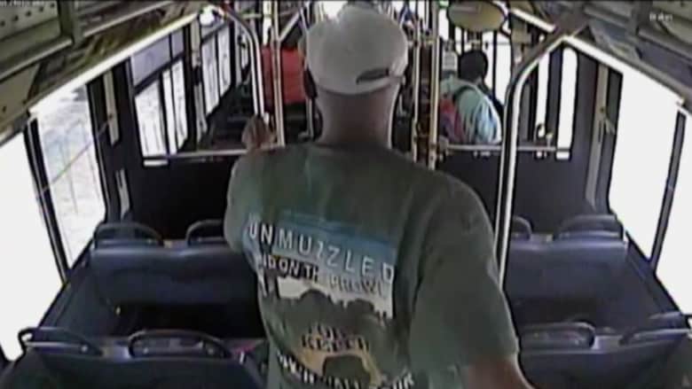 بالفيديو.. ركاب حافلة ينجون من تصادم قاتل مع قطار في اللحظة الأخيرة