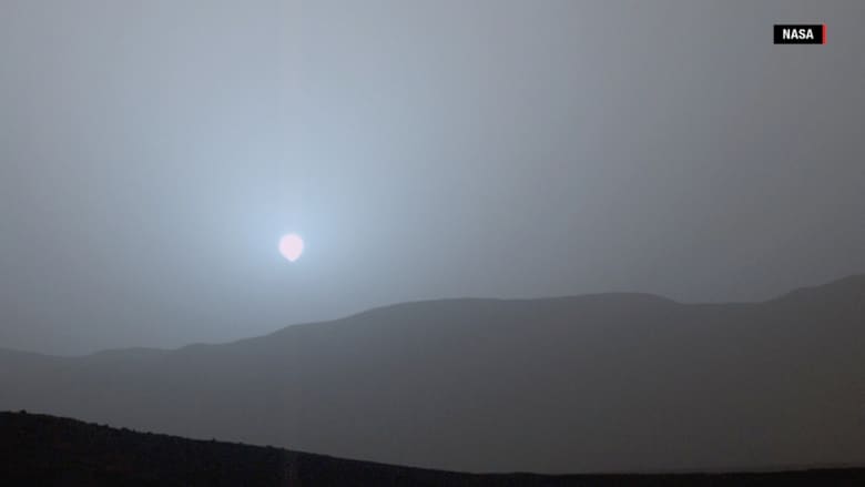 لماذا يظهر غروب الشمس على المريخ باللون الأزرق؟