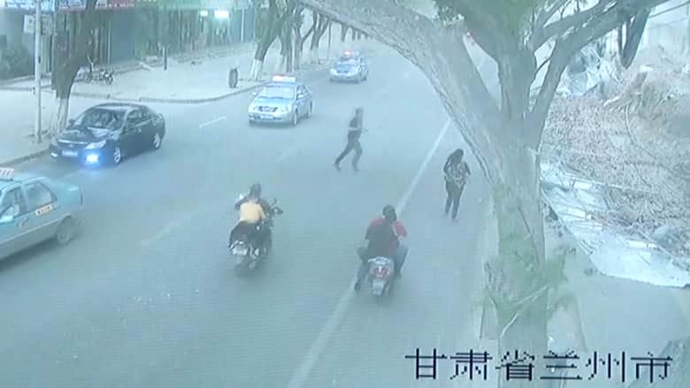مقتل اثنين وإصابة آخرين بعد سقوط جدار بسبب الرياح في الصين