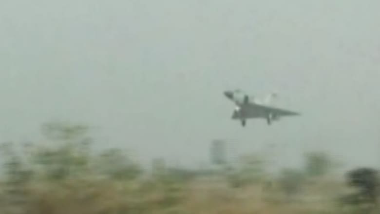 بالفيديو.. مقاتلة تهبط على طريق سريع في الهند
