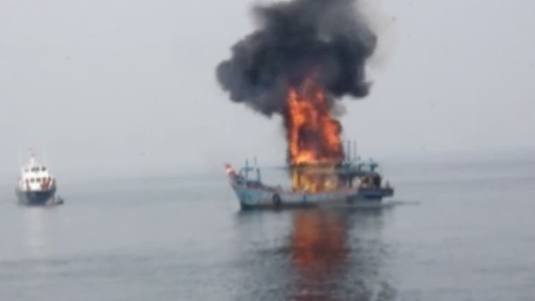 بالفيديو.. الجيش الإندونيسي يغرق عشرات السفن بسبب الصيد غير المشروع