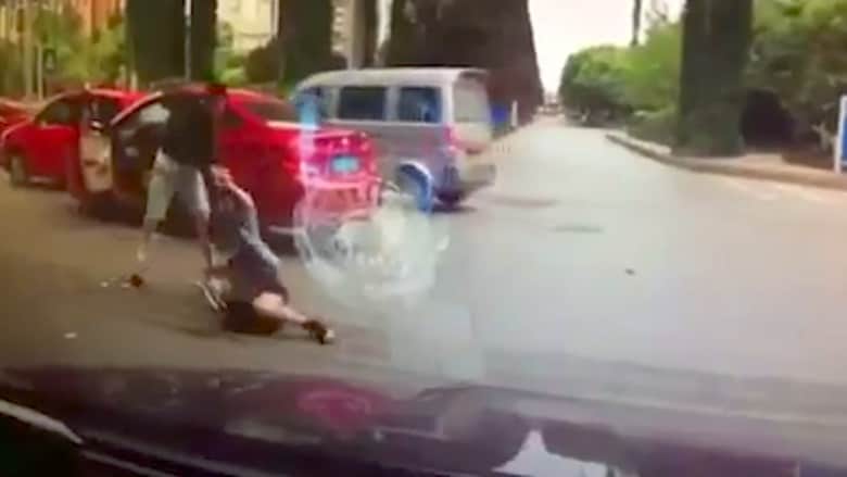 بالفيديو.. الصينيون يتعاطفون مع امرأة ضربها رجل بالشارع ثم ينقلبون ضدها.. شاهد السبب