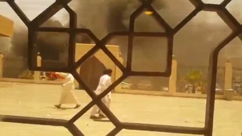 شاهد.. لحظة وقوع تفجير انتحاري استهدف مسجدا للشيعة بالدمام شرق السعودية