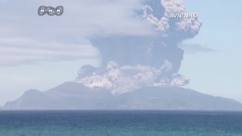 شاهد.. ثوران بركان يخلي جزيرة يابانية من سكانها
