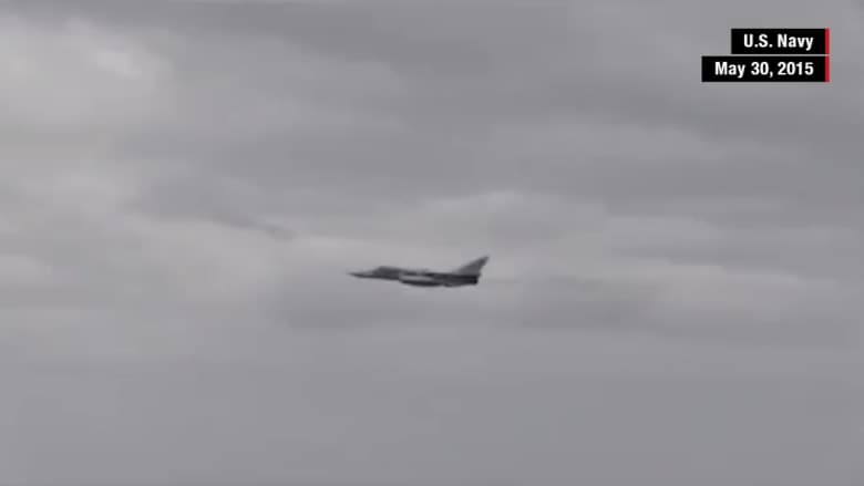 شاهد: طائرة روسية تحلق بالقرب من سفينة تابعة للبحرية الأمريكية