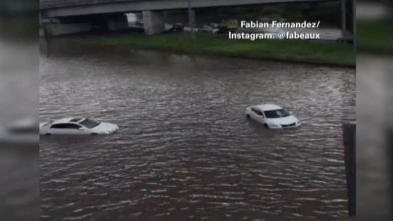 بالفيديو.. غرق سيارات على الطريق السريع.. والأمطار ليست السبب
