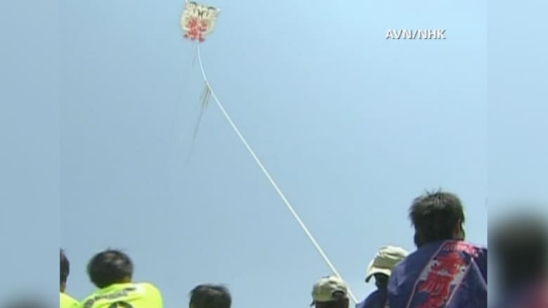 بالفيديو.. يحدث في اليابان فقط .. 4 مصابين بتحطم طائرة ورقية أحدهم بحالة خطرة