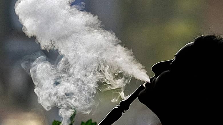 تزايد مخيف للمدخنين العرب.. والإمارات تتحرك ضد السجائر والشيشة