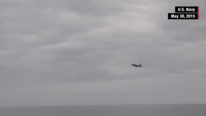 بالفيديو.. مقاتلة روسية تحلق فوق مدمرة أمريكية في البحر الأسود