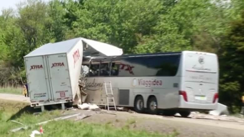 شاهد بالفيديو.. حادث مروع بين حافلة سياحية وشاحنة في بنسلفانيا