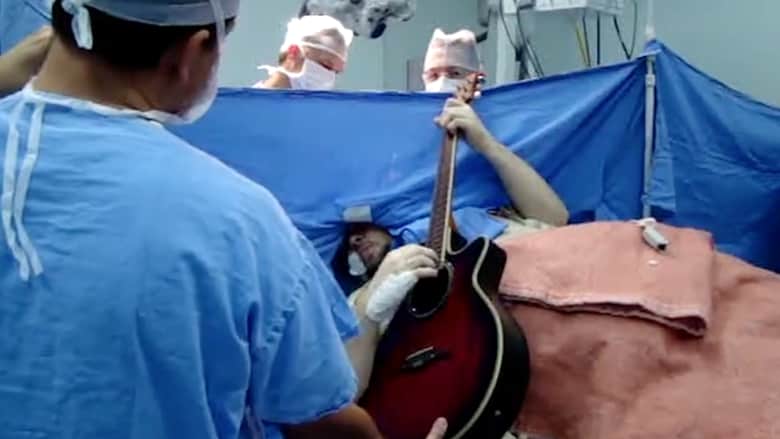 بالفيديو.. برازيلي يعزف على الغيتار أثناء إزالة ورم من دماغه