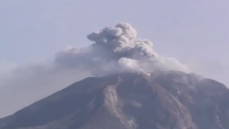بالفيديو.. لحظة ثوران بركان جبل سينابونغ في اندونيسيا 