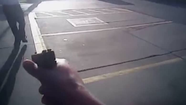 فيديو يكشف لأول مرة إطلاق شرطي النار على "مشتبه" لم ينتبه لندائه بسبب سماعه الموسيقى