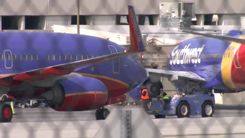 بالفيديو.. تصادم بين طائرتين على مدرج مطار بكاليفورنيا