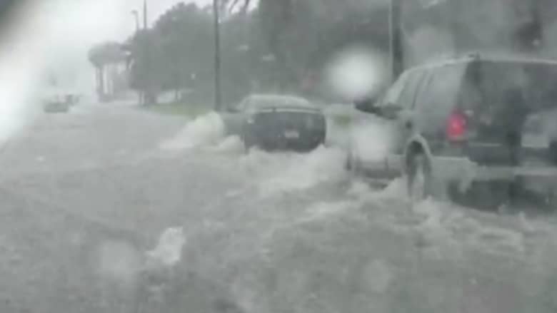 بالفيديو.. أمطار غزيرة تتسبب بفيضانات عارمة تشل فلوريدا