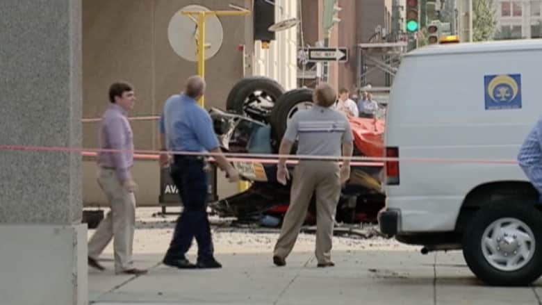 فيديو لم تشاهده من قبل.. حادث مروع لسقوط شاحنة من الطابق السادس