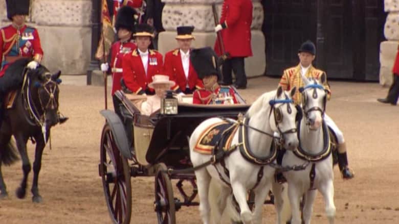 بالفيديو.. الملكة إليزابيت تحتفل بعيد ميلادها الـ89 بعرض عسكري مذهل في لندن