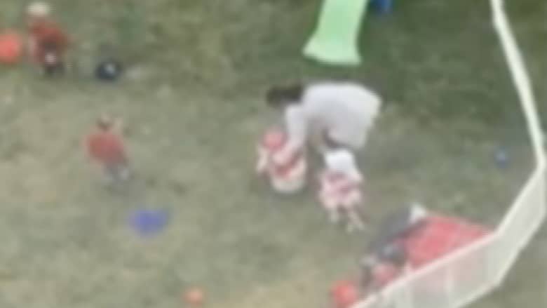 فيديو يصدم مدينة أمريكية.. عامل بمدرسة يعاقب طفلا بقسوة بسبب قبعة