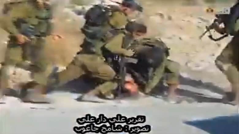 بالفيديو .. غضب بعد فيديو لجنود إسرائيليين يضربون ويشتمون فلسطينيا مصابا بالصرع